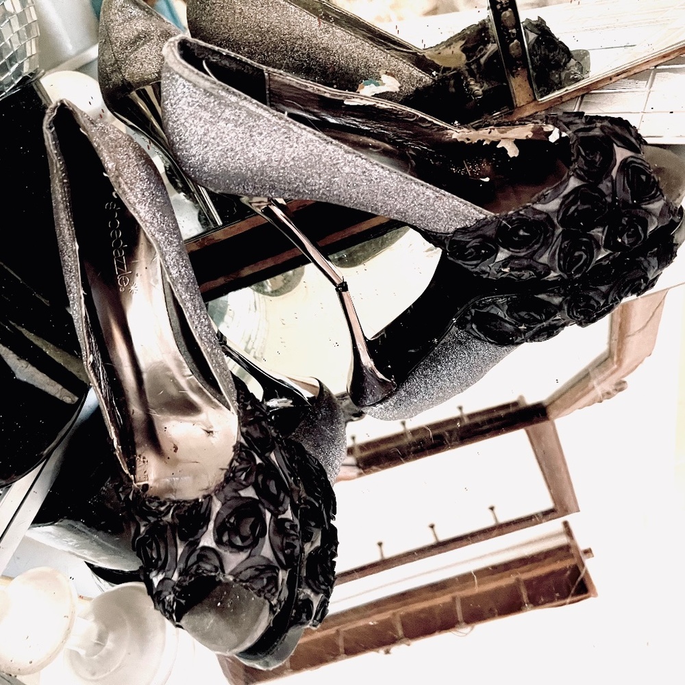 Evening sparkly, rosette fabric formal pumps.